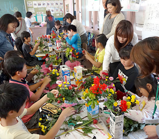 写真：花育教室（フラワーアレンジメント製作）